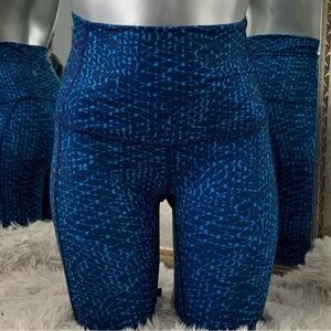 Lululemon Wunder Under Pants III
Size 4 In Samba Snake Kayak
Blue Hero.